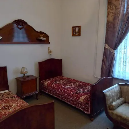 Bed & Breakfast Meller-kastely *
