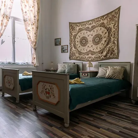 Bed & Breakfast Meller-kastely *